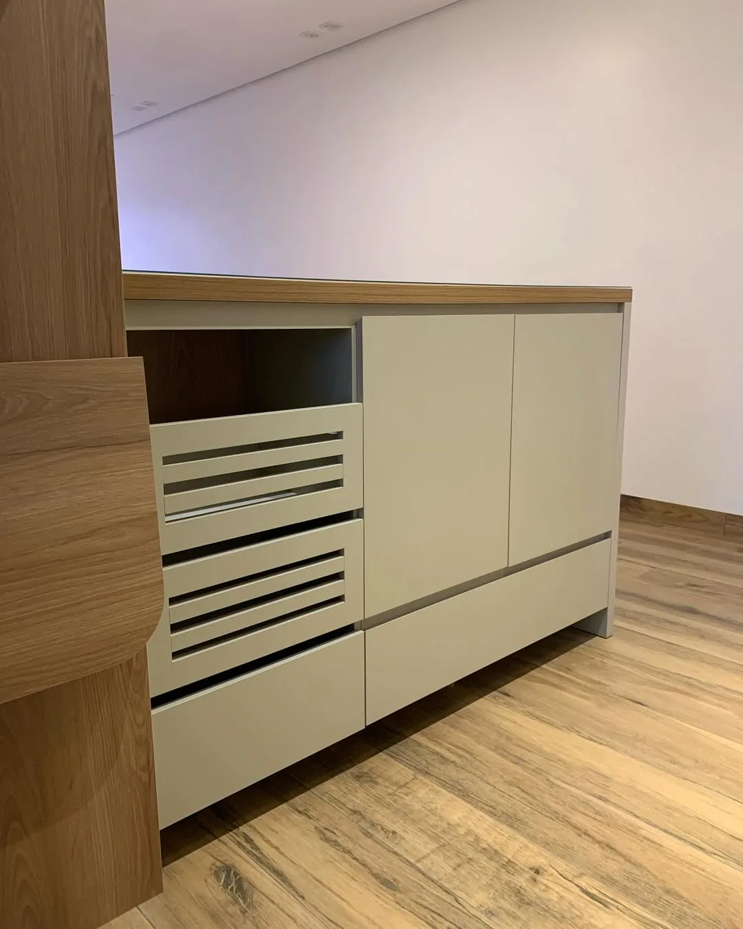 Aparador planejado com nichos na sala