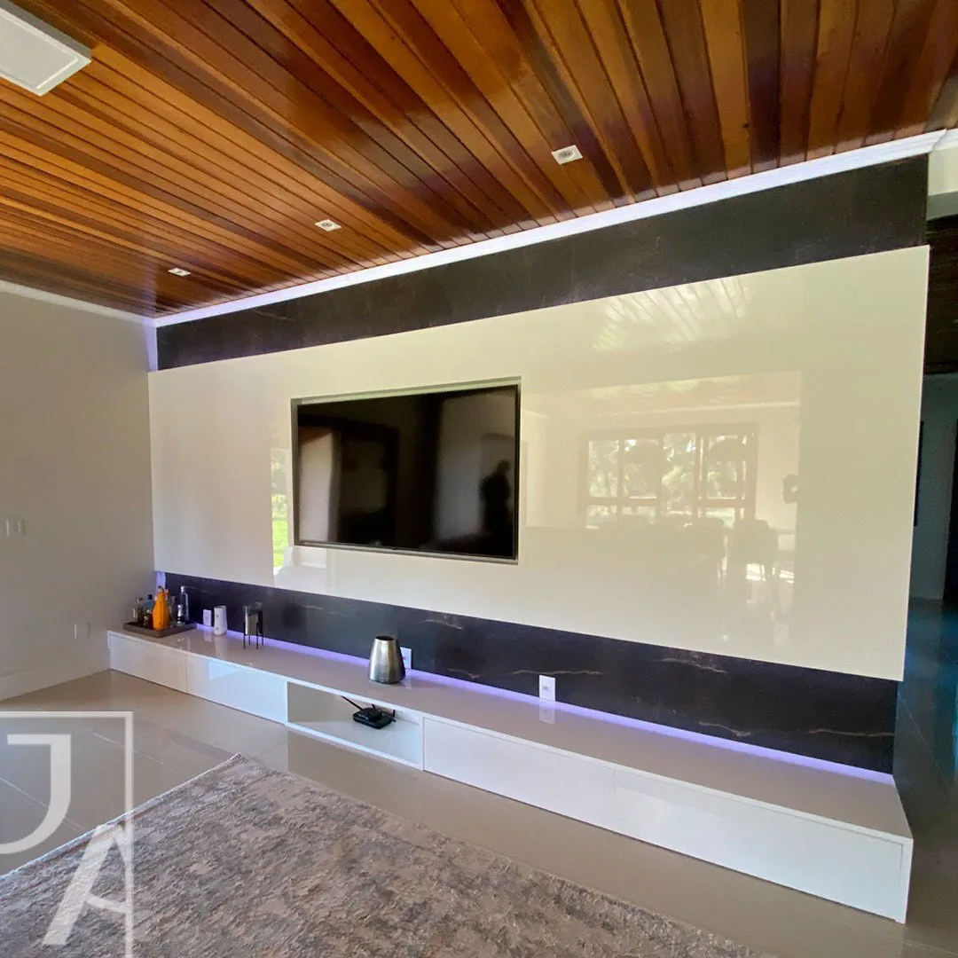 Painel de TV em mármore com bancada na sala