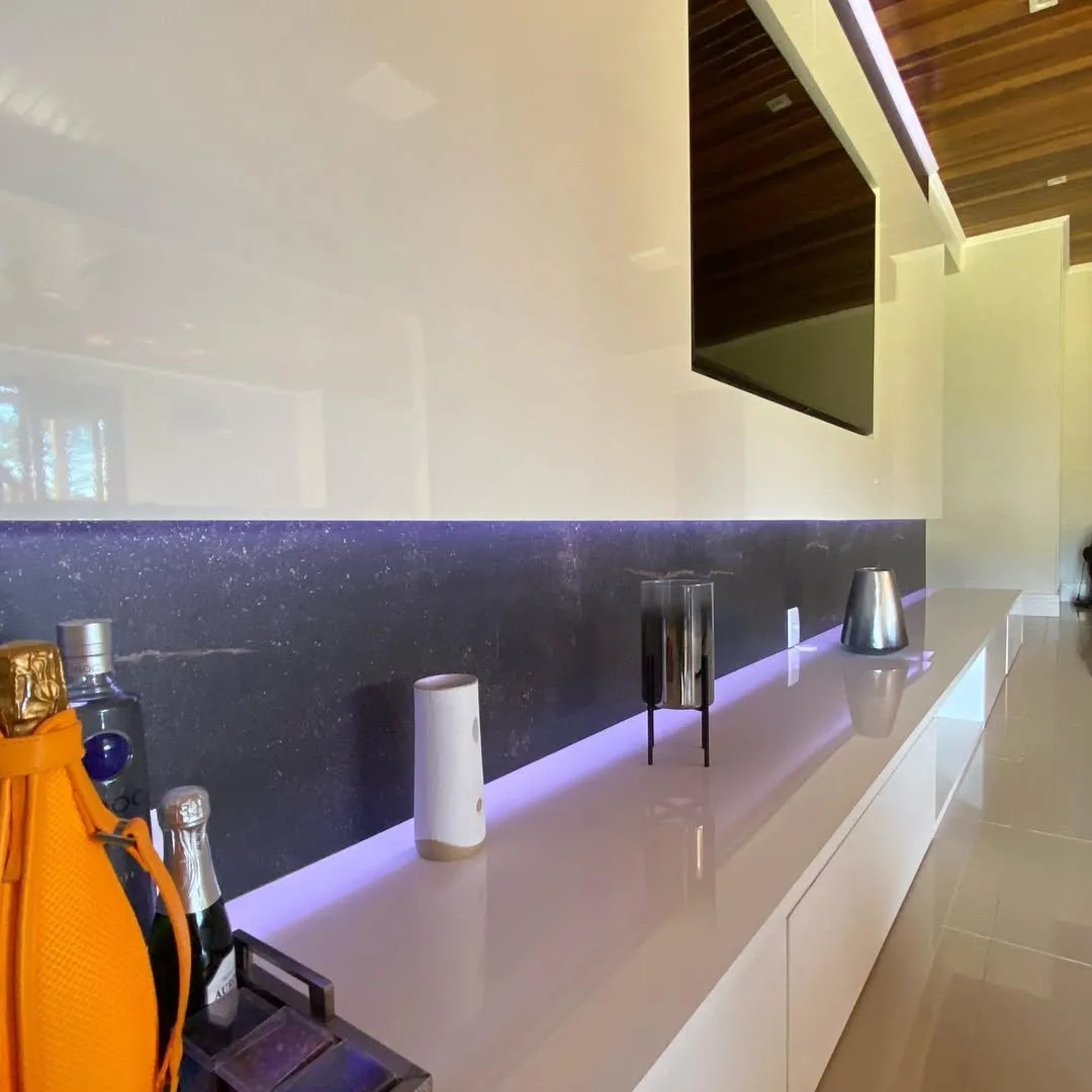 Bancada de sala com iluminação e painel de TV