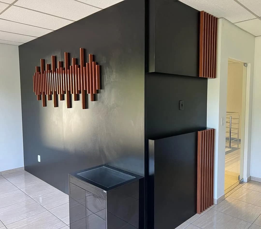 Painel ripado decorativo em ambiente comercial