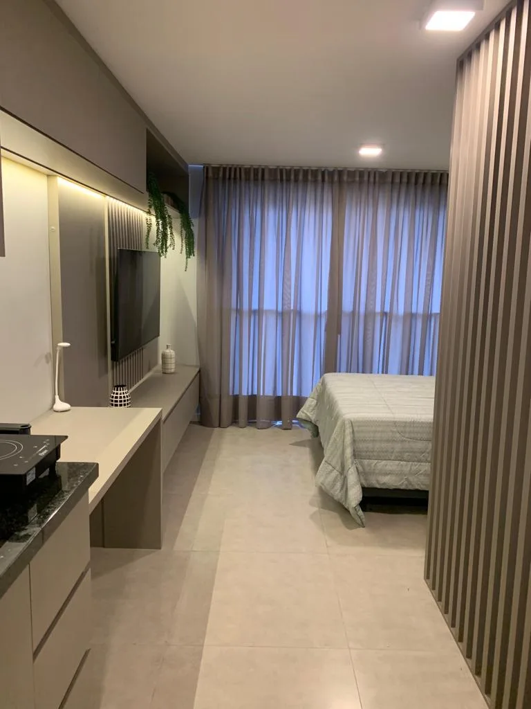 Dormitório com painel de TV ripado planejado