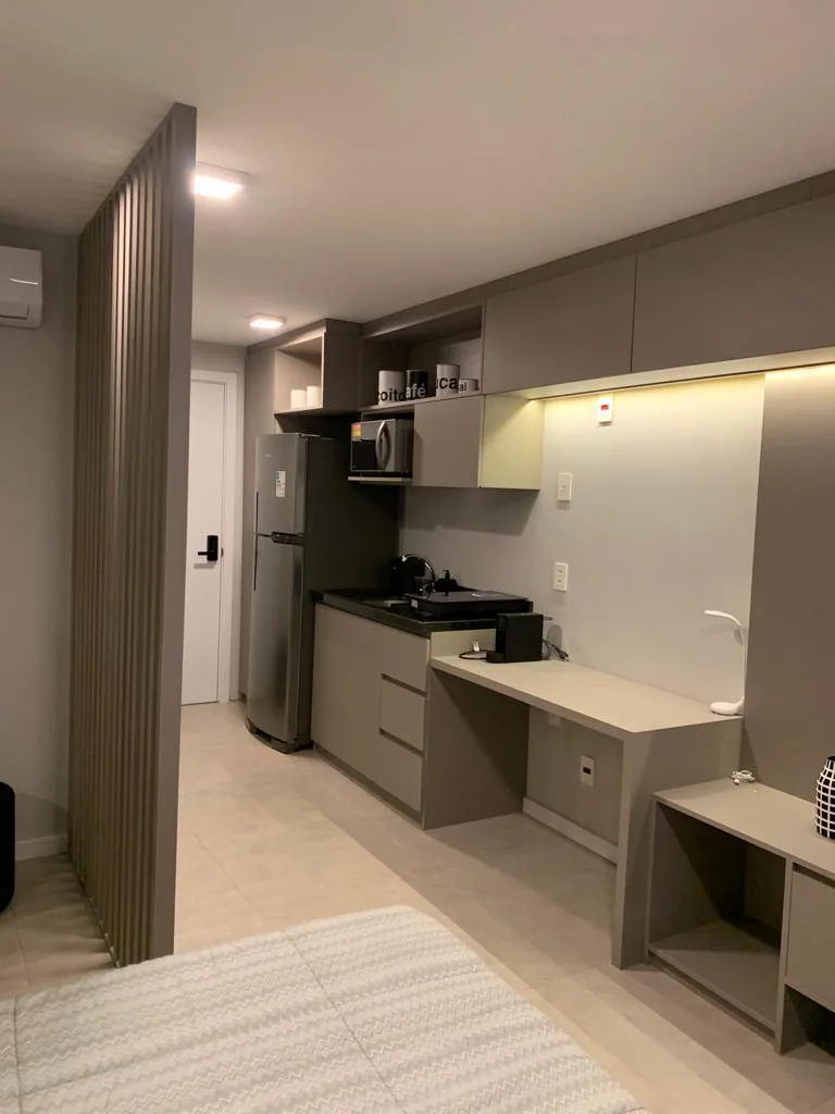 Studio com kitchenette e bancada de home office