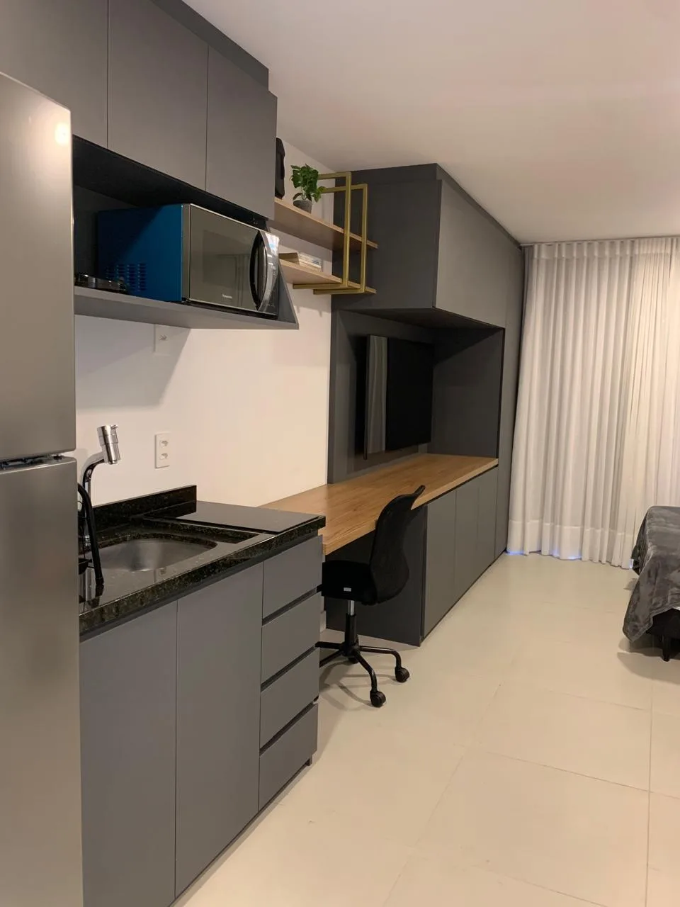 Studio com home office e kitchenette planejados