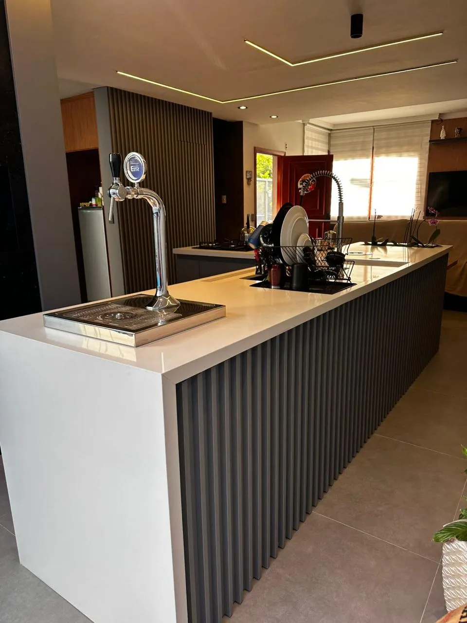 Área gourmet planejada com ilha e chopeira