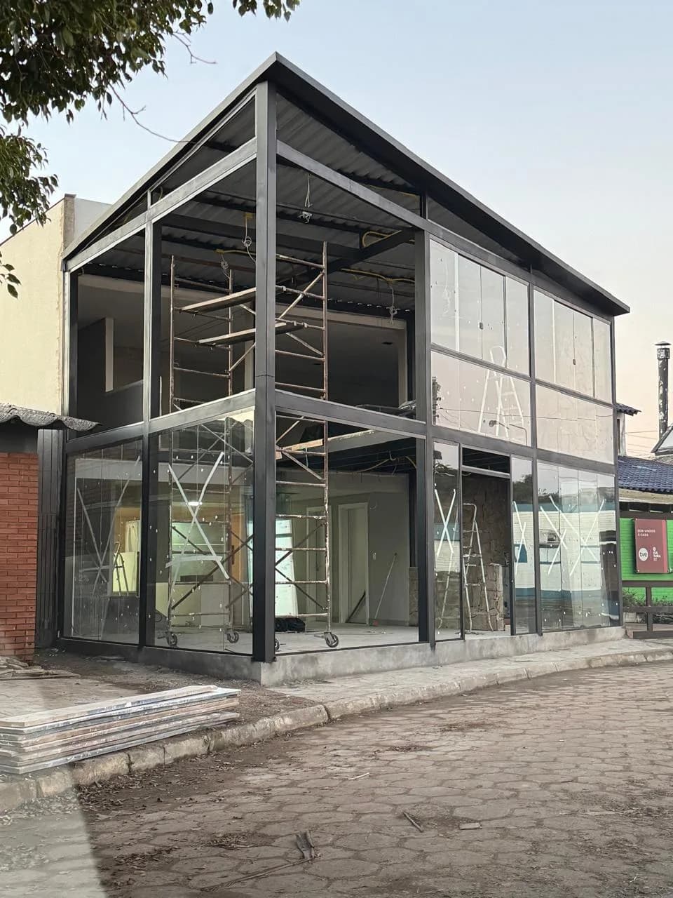 Fachada de vidro em fase de instalação