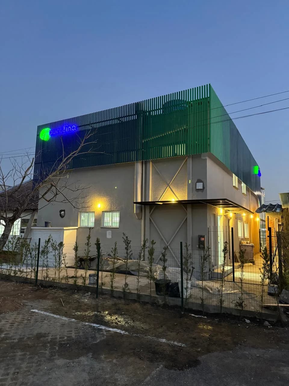 Fachada comercial finalizada e iluminada