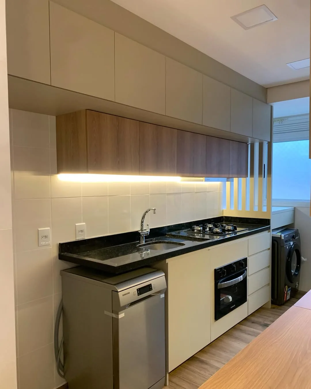 Cozinha planejada com cooktop